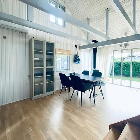 Modern Summer House Near Enebaerodde With Sea View בית נופש אוטרופ