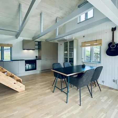 Modern Summer House Near Enebaerodde With Sea View בית נופש אוטרופ